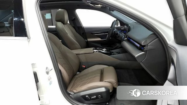 BMW 5 Series (G60) 2023 Белый из Кореи, фото 2