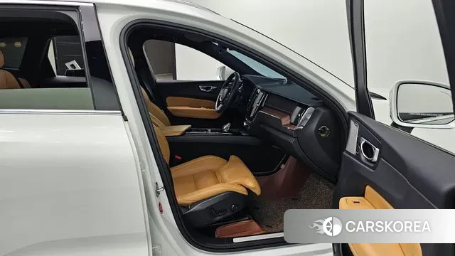 Volvo XC60 second Generation 2020 Белый из Кореи, фото 2