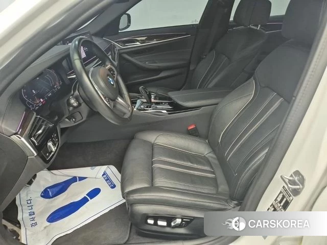 BMW 5 Series (G30) 2022 Белый из Кореи, фото 2