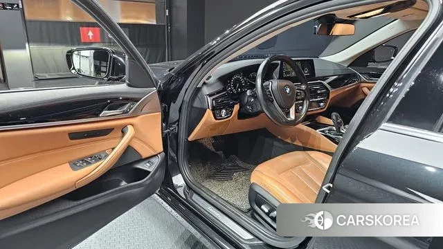 BMW 5 Series (G30) 2018 Черный из Кореи, фото 2