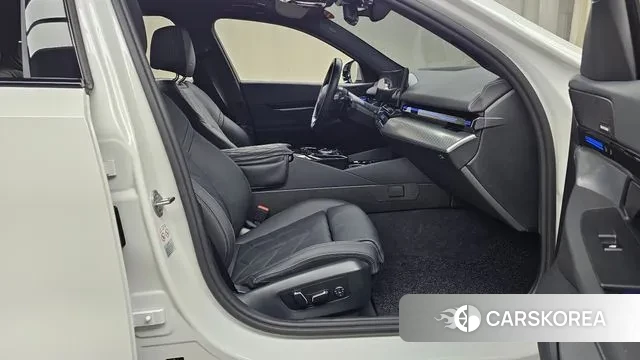 BMW 5 Series (G60) 2024 Белый из Кореи, фото 2