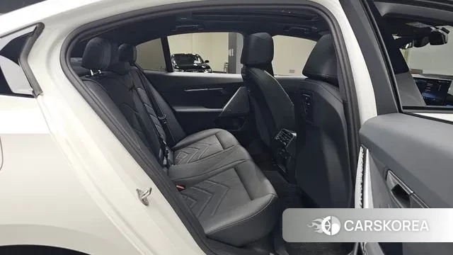 BMW 5 Series (G60) 2024 Белый из Кореи, фото 2