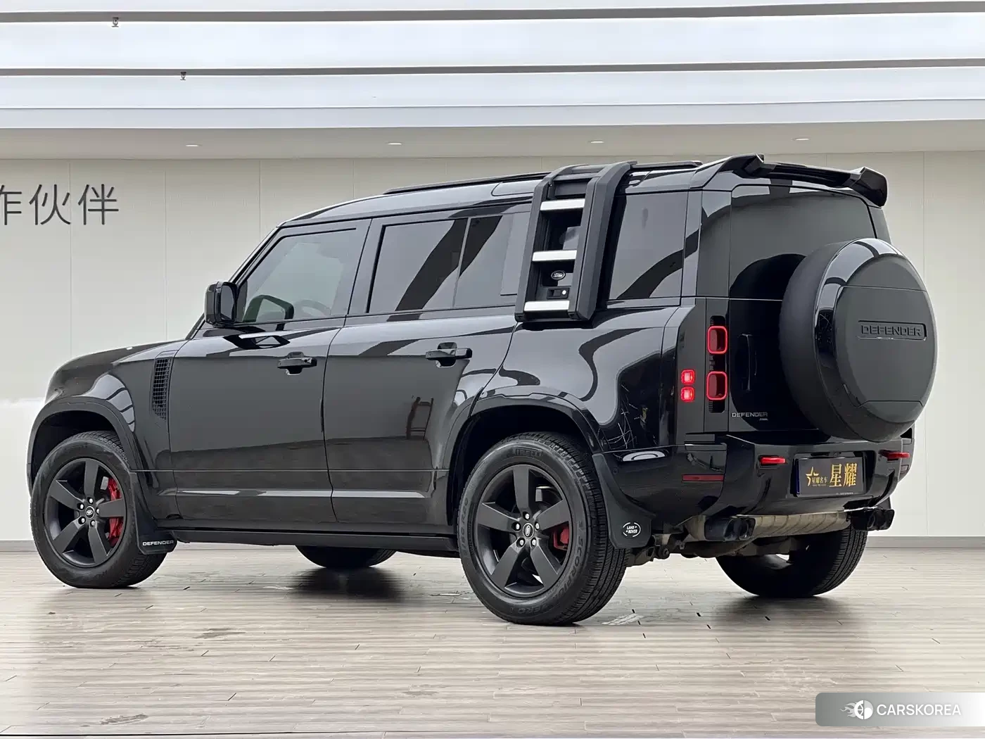 Land Rover Defender 2022 Черный из Китая, фото 2