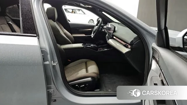 BMW 5 Series (G60) 2025 Серый из Кореи, фото 2