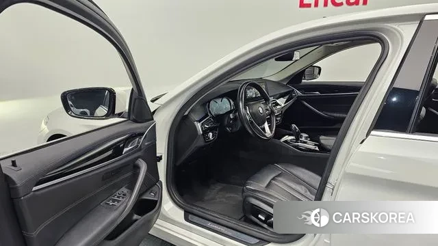 BMW 5 Series (G30) 2018 Белый из Кореи, фото 2