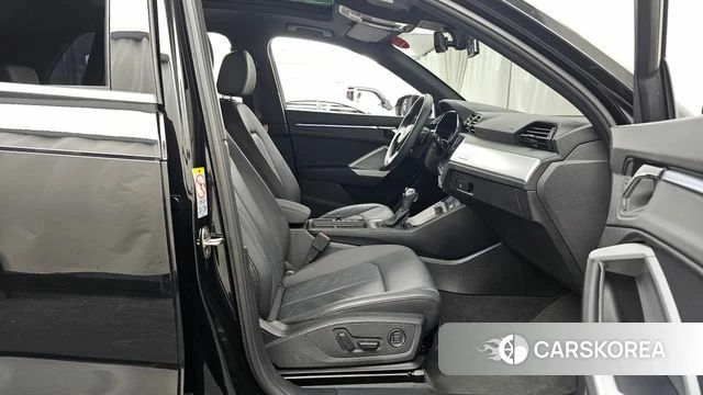 Audi Q3 (F3) 2023 Черный из Кореи, фото 2