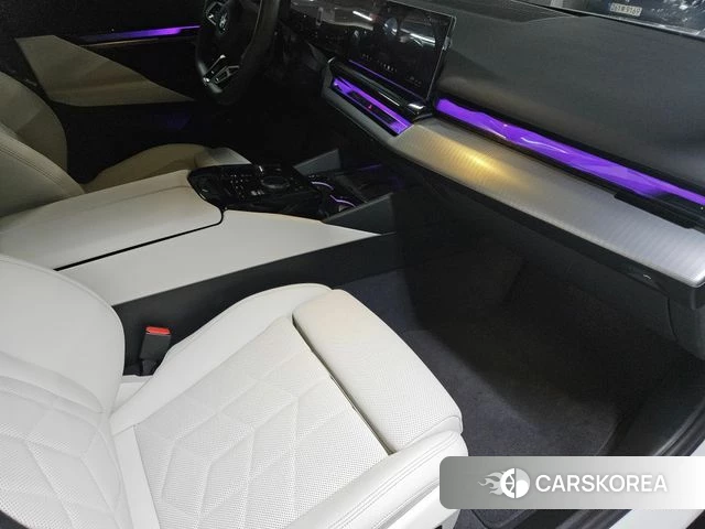 BMW 5 Series (G60) 2025 Белый из Кореи, фото 2