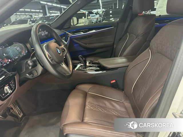 BMW 5 Series (G30) 2023 Белый из Кореи, фото 2