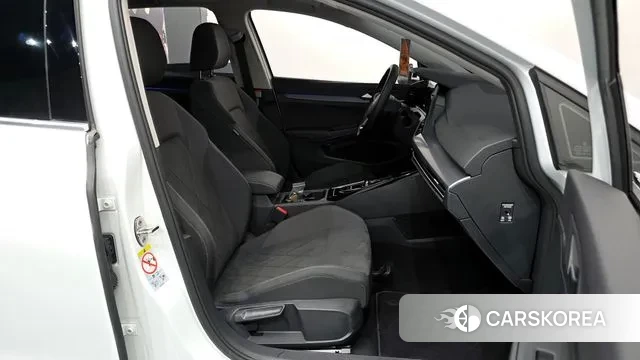 Volkswagen Golf 8th Generation 2023 Белый из Кореи, фото 2