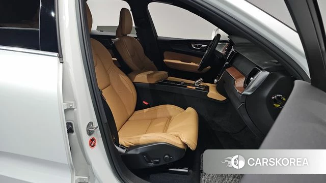 Volvo XC60 second Generation 2023 Белый из Кореи, фото 2