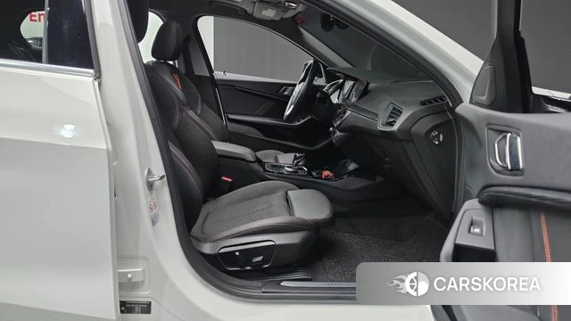 BMW 1 Series (F40) 2020 Белый из Кореи, фото 2