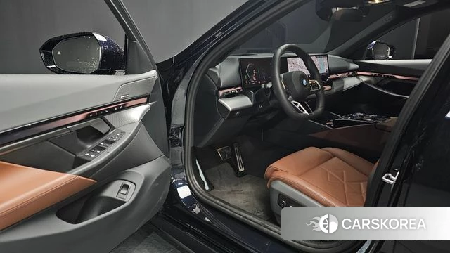 BMW 5 Series (G60) 2024 Черный из Кореи, фото 2
