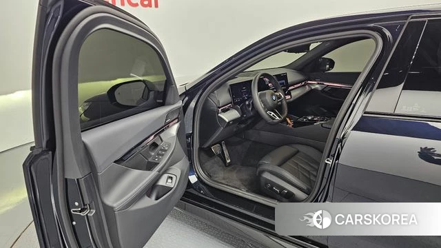 BMW 5 Series (G60) 2025 Синий из Кореи, фото 2