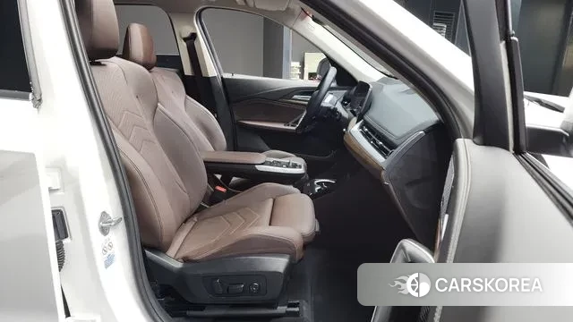 BMW iX1 (U11) 2023 Белый из Кореи, фото 2