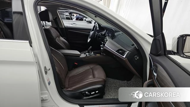 BMW 5 Series (G30) 2018 Белый из Кореи, фото 2