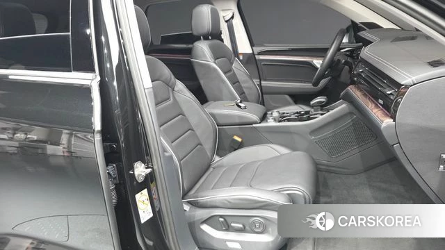 Volkswagen Touareg 3rd generation 2025 Черный из Кореи, фото 2