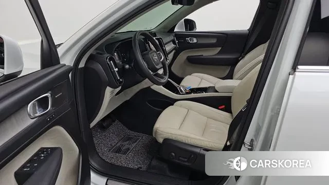 Volvo XC40 2023 Белый из Кореи, фото 2