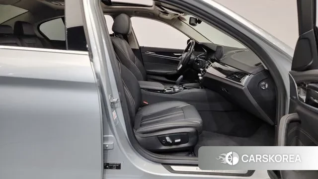 BMW 5 Series (G30) 2019 Серебристо-серый из Кореи, фото 2