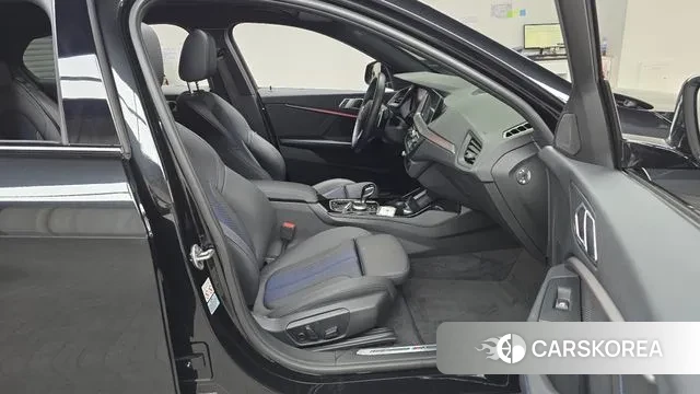 BMW 1 Series (F40) 2023 Черный из Кореи, фото 2