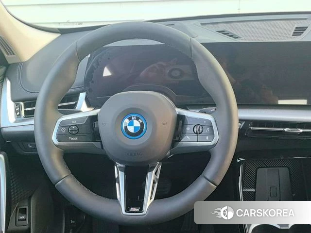 BMW iX1 2026 Красный из Китая, фото 2