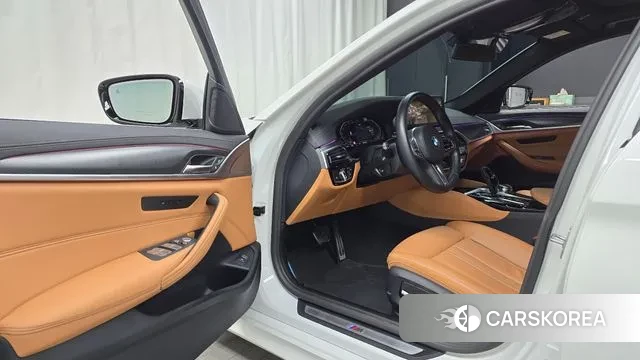 BMW 5 Series (G30) 2022 Белый из Кореи, фото 2