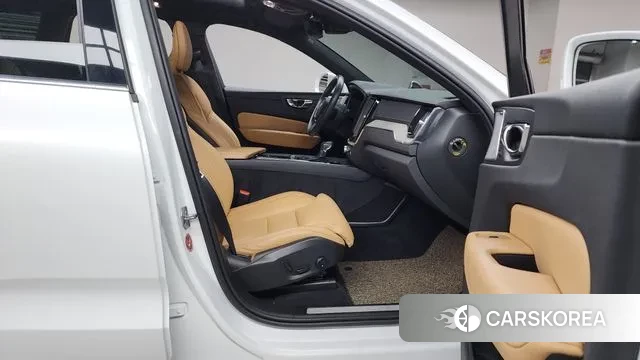 Volvo XC60 second Generation 2020 Белый из Кореи, фото 2