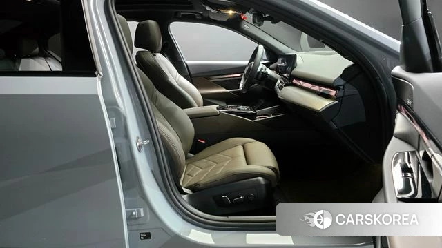BMW 5 Series (G60) 2025 Светло-серебряный цвет из Кореи, фото 2
