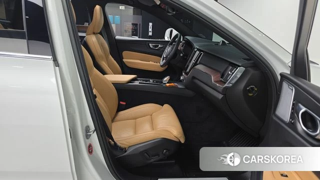 Volvo XC60 second Generation 2022 Белый из Кореи, фото 2