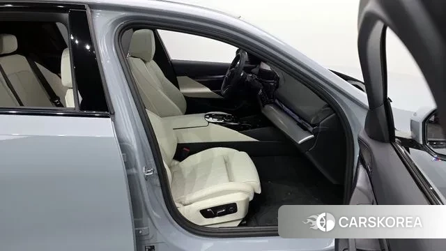 BMW 5 Series (G60) 2025 Светло-серебряный цвет из Кореи, фото 2