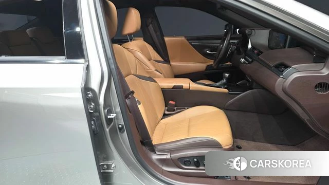 Lexus ES300h 7th generation 2021 Серебристо-серый из Кореи, фото 2