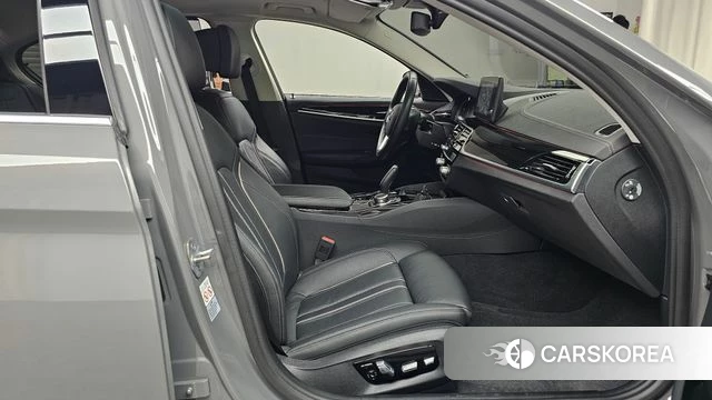 BMW 5 Series (G30) 2022 Серебристо-серый из Кореи, фото 2