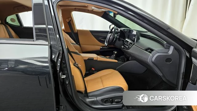 Lexus ES300h 7th generation 2022 Черный из Кореи, фото 2