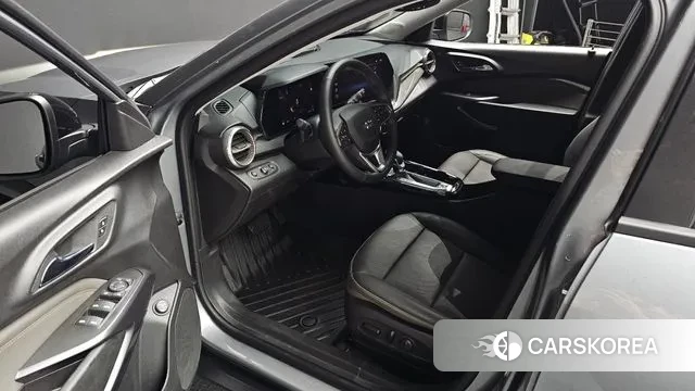 Chevrolet (GM Daewoo) Trax Crossover 2023 Серебристо-серый из Кореи, фото 2