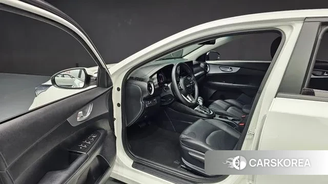 Kia The New K3 2nd generation 2024 Белый из Кореи, фото 2