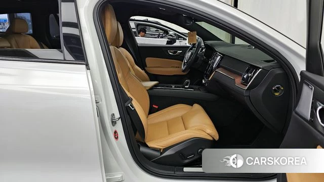Volvo V60 Cross-Country 2nd Generation 2022 Белый из Кореи, фото 2
