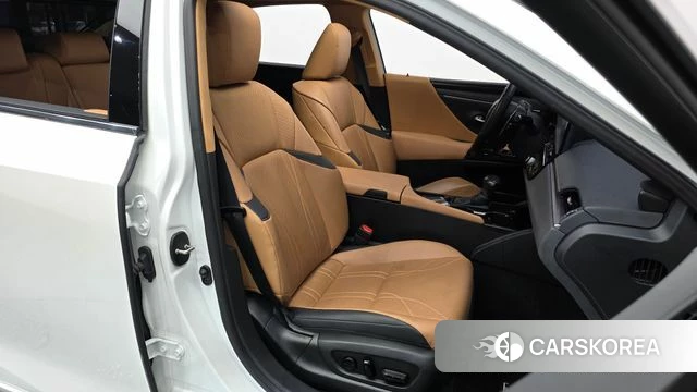 Lexus ES300h 7th generation 2023 Белый из Кореи, фото 2