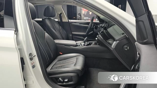 BMW 5 Series (G30) 2018 Белый из Кореи, фото 2