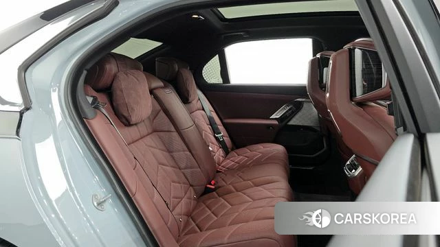 BMW 7 Series (G70) 2025 Светло-серебряный цвет из Кореи, фото 2
