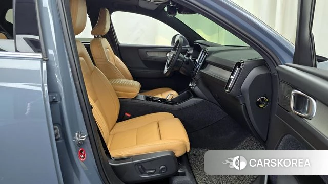 Volvo XC40 2021 Светло-серебряный цвет из Кореи, фото 2