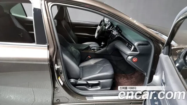 Toyota Camry (XV70) 2018 Песочный из Кореи, фото 2