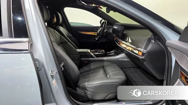 BMW 7 Series (G70) 2024 Светло-серебряный цвет из Кореи, фото 2