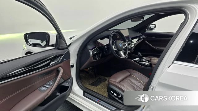 BMW 5 Series (G30) 2022 Белый из Кореи, фото 2