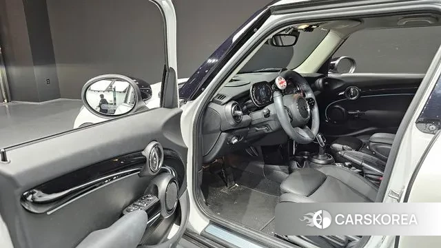 Mini Cooper 2024 Белый из Кореи, фото 2