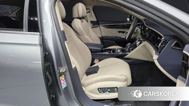 Bentley Flying Spur 3rd Generation 2023 Серебристо-серый из Кореи, фото 2