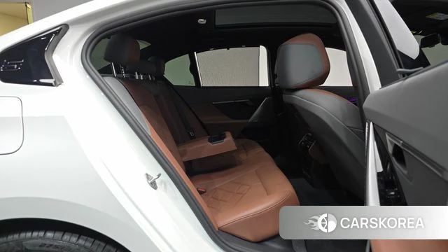 BMW 5 Series (G60) 2025 Белый из Кореи, фото 2