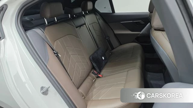 BMW 5 Series (G60) 2025 Белый из Кореи, фото 2