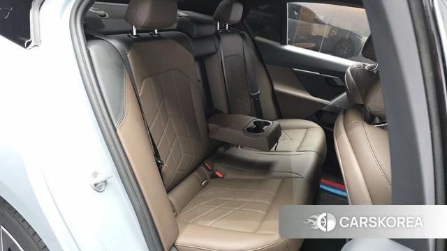 BMW 5 Series (G60) 2025 Серебристо-серый из Кореи, фото 2