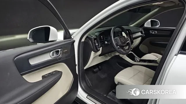 Volvo XC40 2024 Белый из Кореи, фото 2