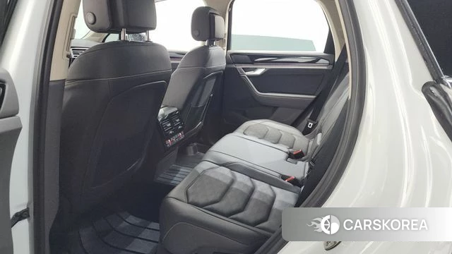 Volkswagen Touareg 3rd generation 2023 Белый из Кореи, фото 2