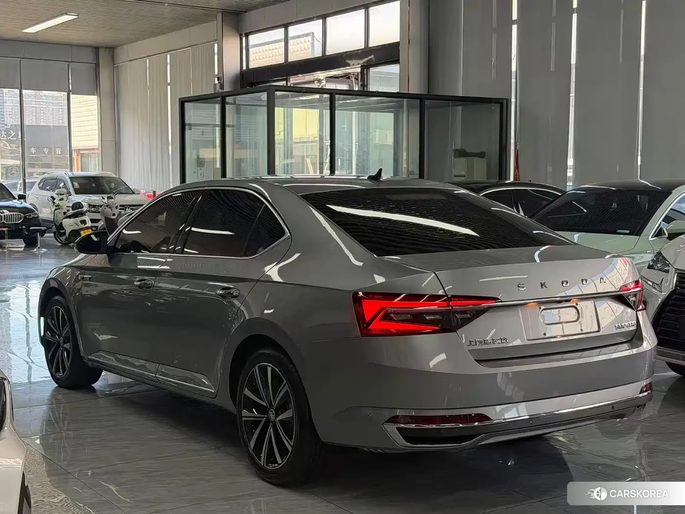 Skoda Superb 2023 Silver/gray из Китая, фото 2